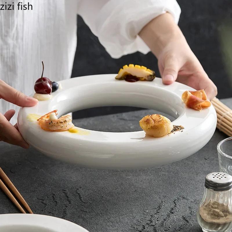 Piatto da Cena a Ciambella in Ceramica Bianca Pura Piatto per Tè Pomeridiano Dim Sum Sushi Piatto da Dessert Snack Stoviglie Speciali per Ristorante