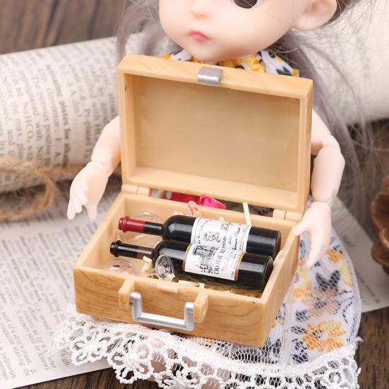 1 Set Mini Şarap Kutusu Minyatür Kırmızı Şarap Modelleri Gerçekçi Mini Şarap Şişeleri ve Bardakları Bebek Köşkü Minyatür Sahneler Mutfak Dekorasyonu İçin