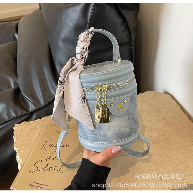 

Korean niche portable bucket bag women s 2025 new fashion shoulder mobile phone bag popular commuter messenger bag