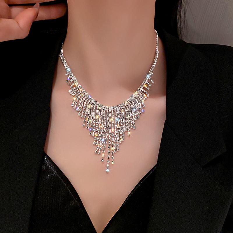 Collier Tendance Européen/Américain Exagéré: Design à pampilles en diamant pour femmes - Mode printemps
