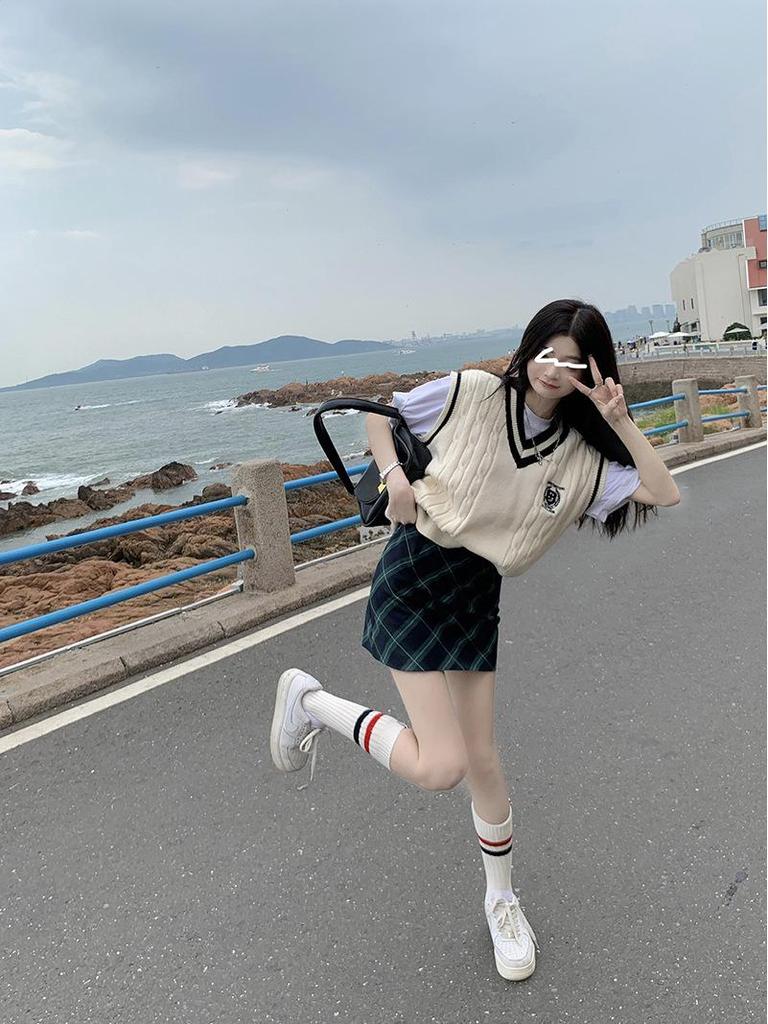 Women's College-Style Knitted Vest: Trendy Spring/Fall Layered Sleeveless Sweater