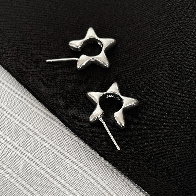 

Звездные индивидуальные нишевые дизайнерские серьги-гвоздики для женщин 2025 года, новые модные серьги, серьги с холодным ветром, высокое чувство A pair of 925 silver needles