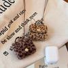 Ciondolo e Collana in Pelle con Stampa Leopardo: Moneta, Auricolare, Custodia per Occhiali e Catena per Maglione – Ornamento di Lusso.
