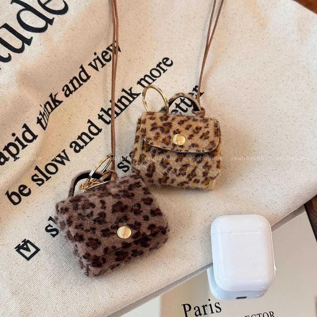 Ciondolo e Collana in Pelle con Stampa Leopardo: Moneta, Auricolare, Custodia per Occhiali e Catena per Maglione – Ornamento di Lusso.