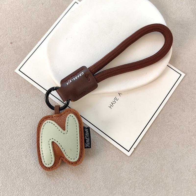 Exquisite Leather Keychain: 26 English Letters - Simple Couple Style Bag Charm, Ideal Small Gift