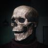 Le nouveau masque de Mike est un masque de crâne mobile, un crâne d'Halloween avec un couvre-chef mobile.