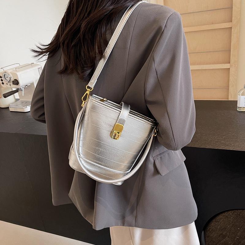 Hand Carrying Bucket Bag, New Women's Solid Color Shoulder Bag, Fashionable and Simple Casual Messenger Bag.