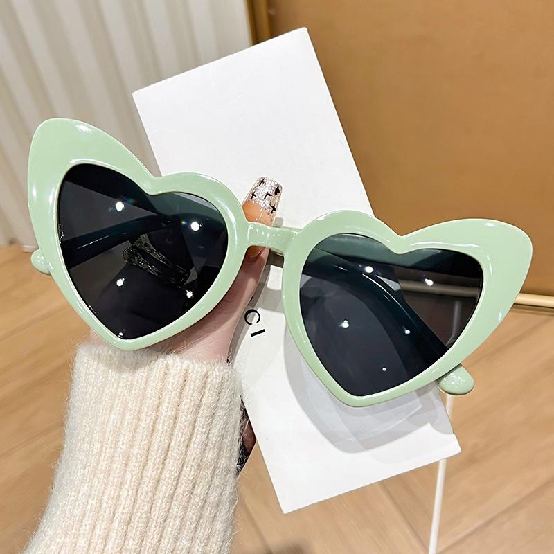 New Heart-Shaped Sunglasses For Men Women Fashion Retro Brand Design Shades Eyewear Female Candy Color Goggle Uv Sun Glasses