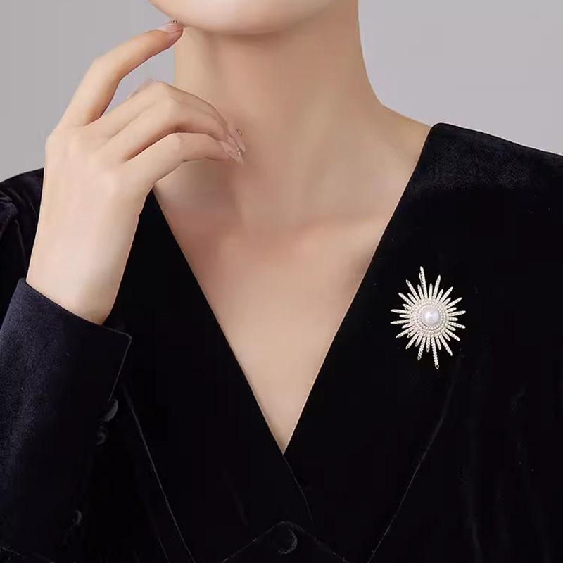 Fashionable and Elegant Brooch, High-end Women's Light Luxury Full Diamond Sunflower Brooch, Elegant Pearl Brooch