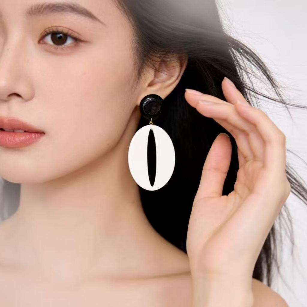 Boucles d'Oreilles Femme Géométriques Rétro Ovales Creuses Style Hong Kong Splicing Exagéré Contraste Noir et Blanc