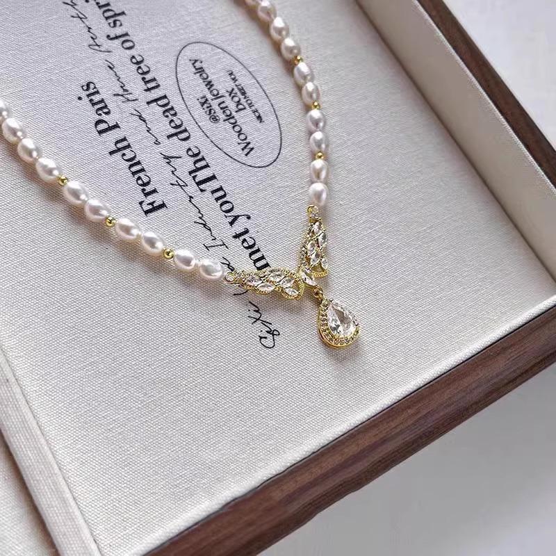 Natural Freshwater Pearl Necklace, Versatile Collarbone Chain with Temperament, Light Luxury and High-end Butterfly Wing Neck Chain for Women