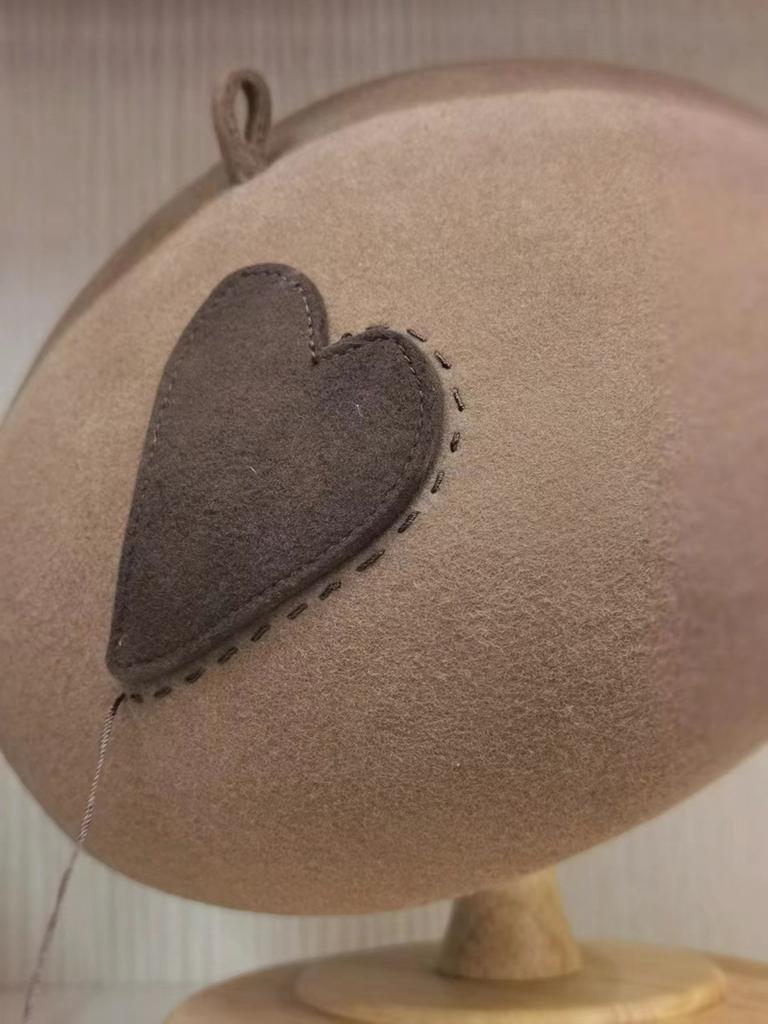 2022 New Fashion Western Style Large Love Sticker Small Label Wool Beret Women Vintage Painter Hat Fashion Felt Hat
