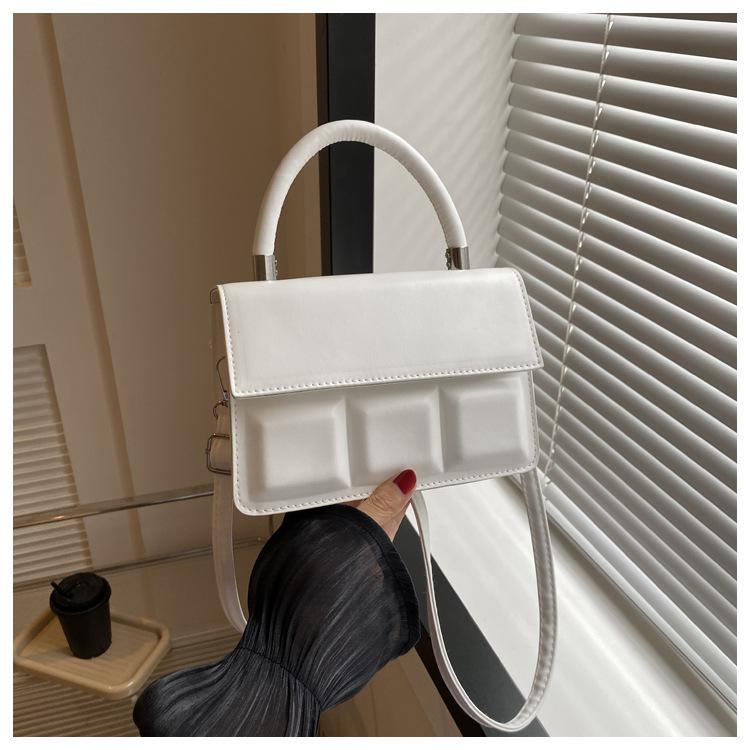 

Об ємні квадратні сумки модна сумка-месенджер осінь 2024 новинка жіноча сумка об ємна сумка через плече шоколадний блок маленька квадратна білий