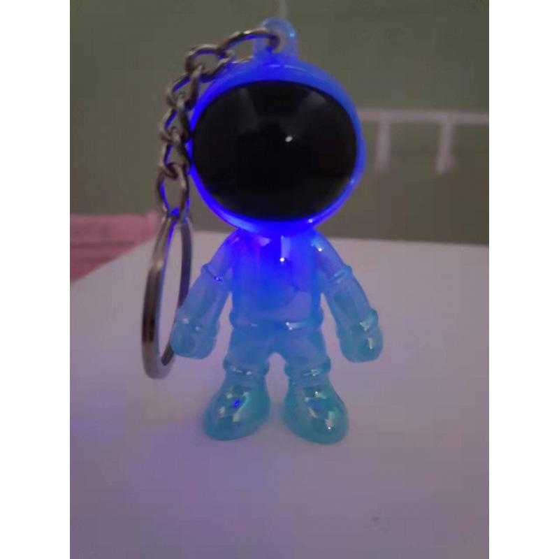 3D Astronaut Keychain: Trendy Car Pendant & Bag Accessory for Men and Women