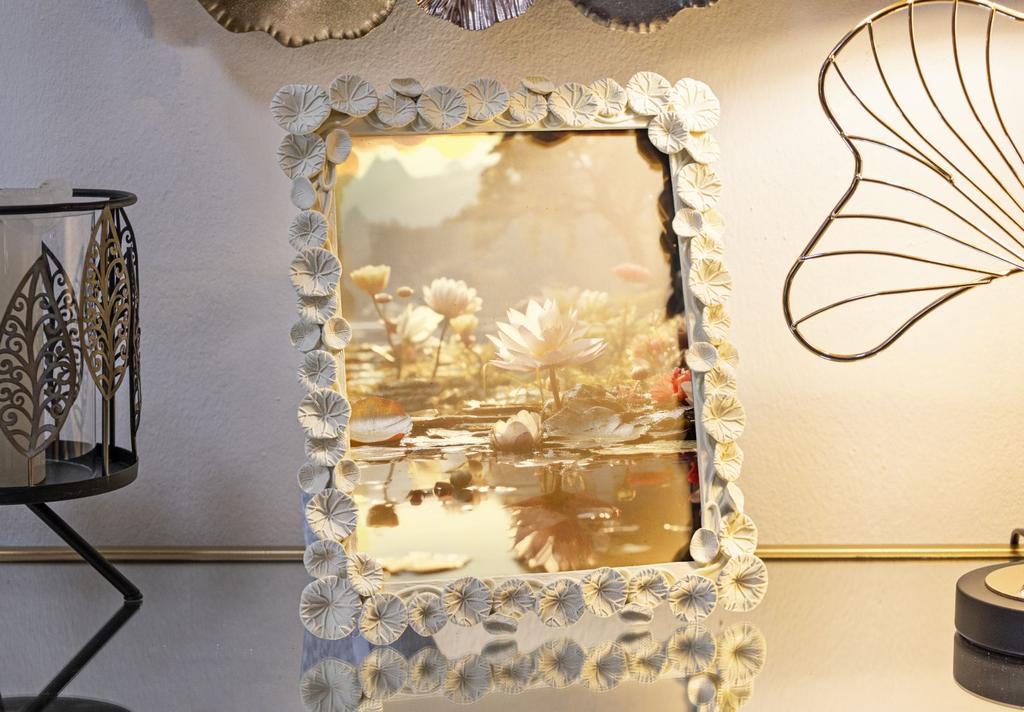 Lotus Photo Frame Cm 25,8X2X31 (Inside Photo Size Cm 20X25)