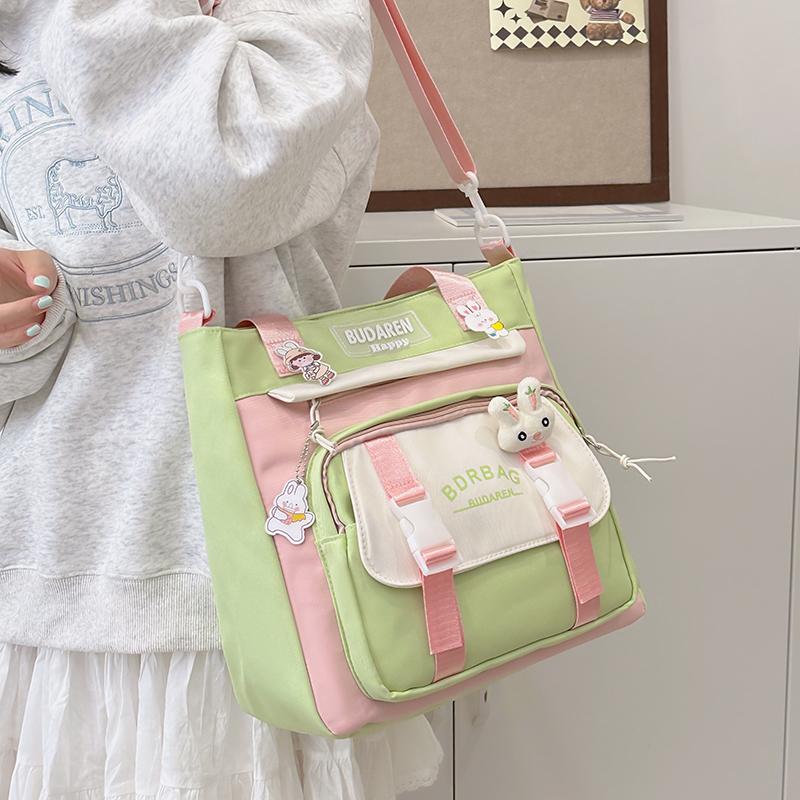 

Симпатична сумка через плече. Шикарна нейлонова сумка для бродяг. Повсякденна сумка-портфель великої місткості. Модна сумка-портфель контрастного кольору. Шкільна сумка. зелений