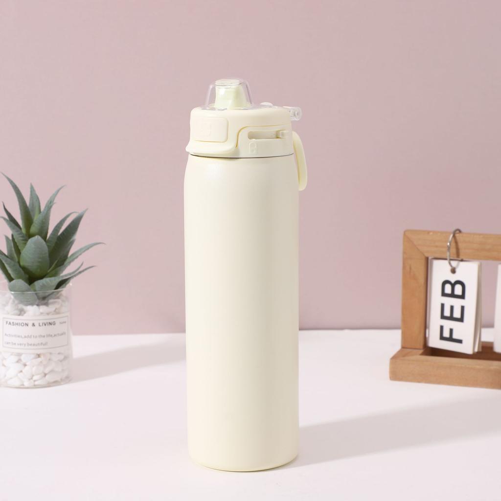 Neue tragbare isolierte Tasse aus 304 Edelstahl mit großem Fassungsvermögen und ausgezeichnetem Aussehen - perfekt für den tragbaren Sportgebrauch.