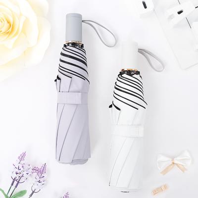 Kleiner frischer dreifach faltbarer Vinyl-Sonnenschirm Sonnenschutz UV-Schutz Sonnenschirm weibliche Persönlichkeit kreativ Sonnenschirm