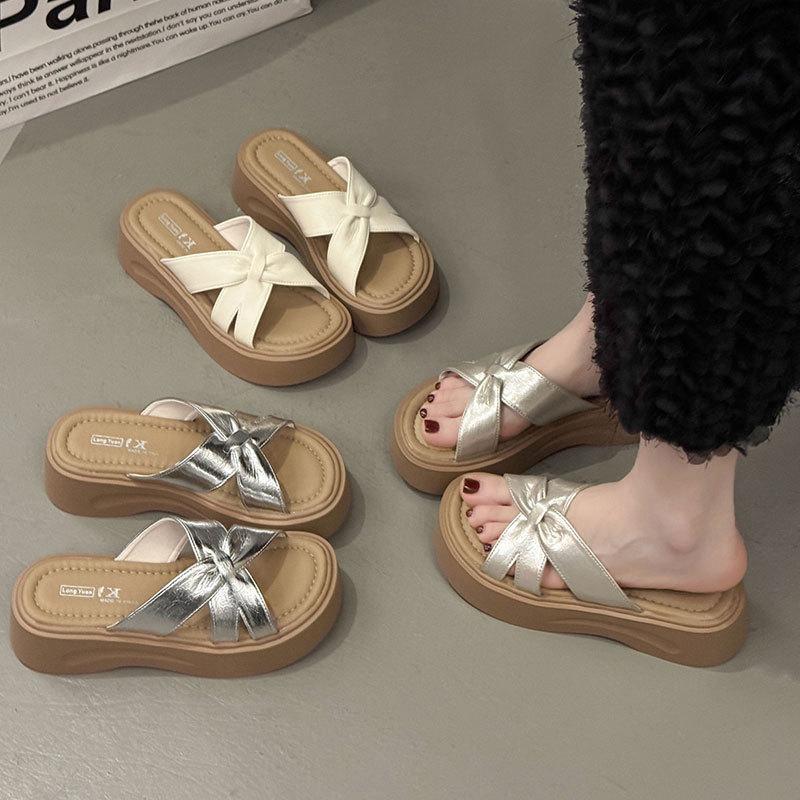 Internetkändis tjock sula coola tofflor dam sommar 2025 ny fe-stil med kjol casual strandtofflor