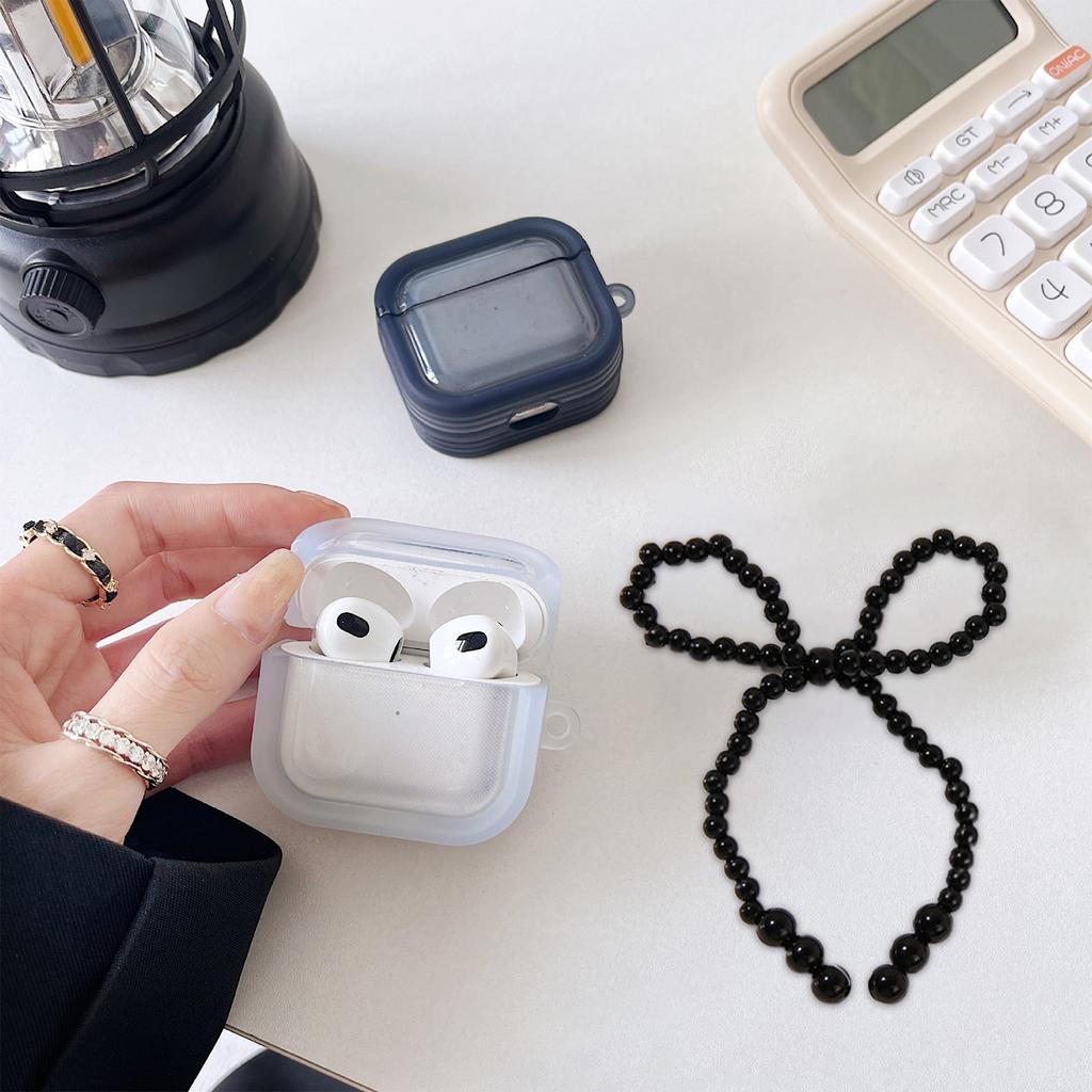 Ručně vyráběný korálkový přívěsek s mašlí, šperková součást, šperková ozdoba, přívěsek na náramek, elegantní mašle, komponent pro šperky