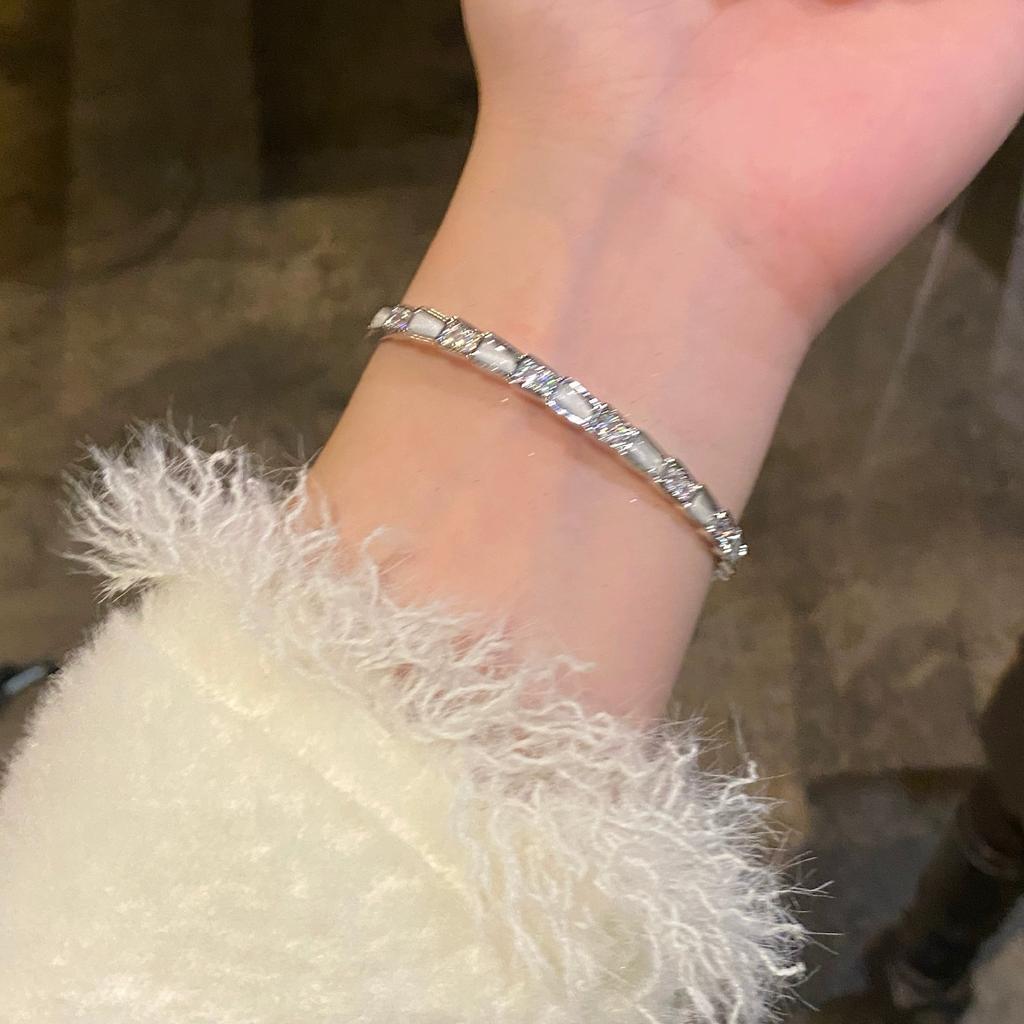 Geister-Schlangenknochen-Armband, Armband mit Glitzer-Strassstein-Textur, verstellbares Zirkon-Leichtluxus-Armband