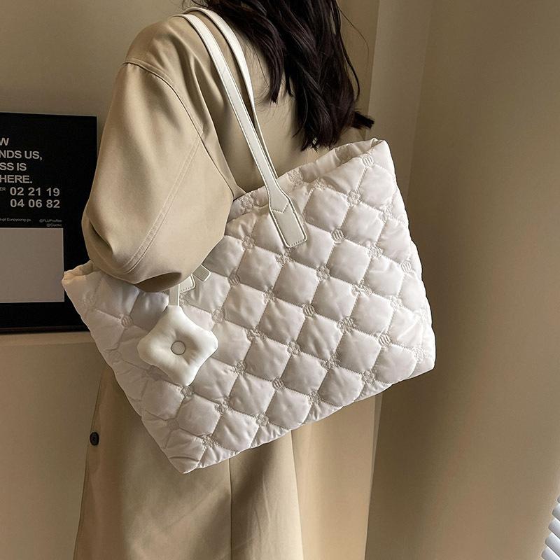 Light Cotton Clothes Bag Women's 2025 New Large-capacity Commuter Shoulder Armpit Bag Fashionable Versatile Diamond Tote Bag