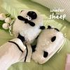Modne Puszyste Białe Klapki z Futra Owczego Damskie Klapki Fuzzy z Pianki Memory z Zakrytymi Palcami Domowe Kapcie Damskie Zabawne Zwierzę Domowe Kapcie na Podłogę