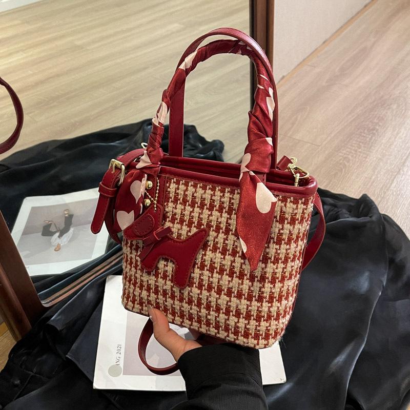 

Wedding bag, high-quality texture small bag, women s bag, large-capacity new red envelope, portable bucket bag, wedding and bride messenger bag.