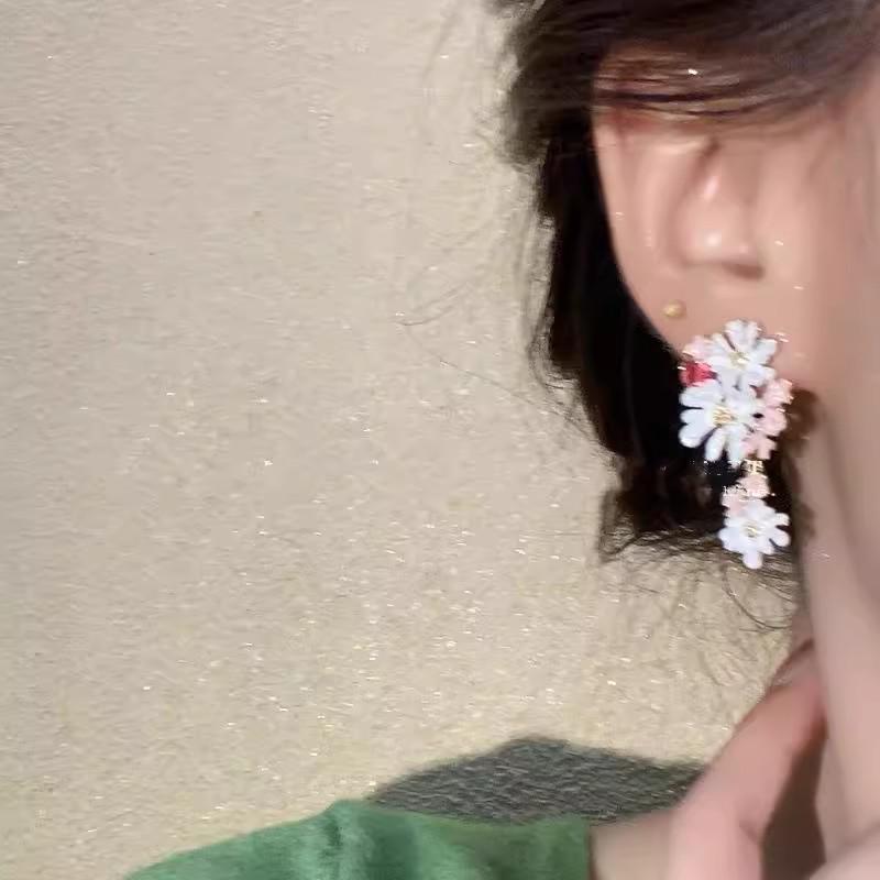 Pendientes de Botón con Flor de Borla Francesa Freesia 2025 - Accesorios Dulces de Alta Gama para Mujer