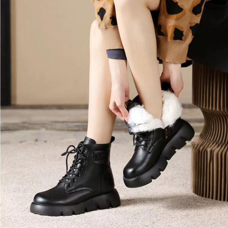 Модные универсальные зимние ботинки на толстой подошве для женщин на осень и зиму 2024 — фото 4