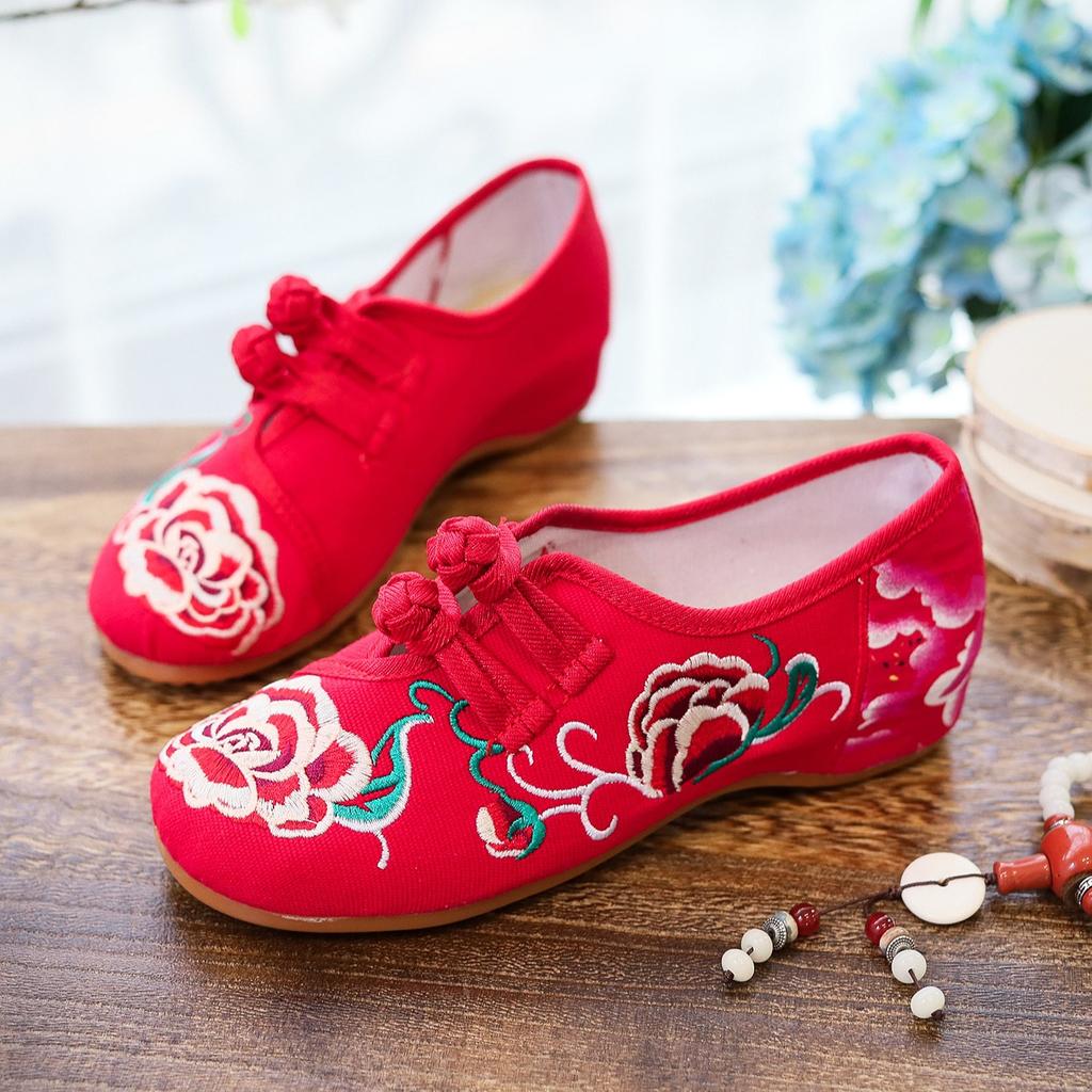 Embroidered cloth shoes, spring and autumn beef tendon soles, low-heeled flat-soled women's shoes, mother shoes