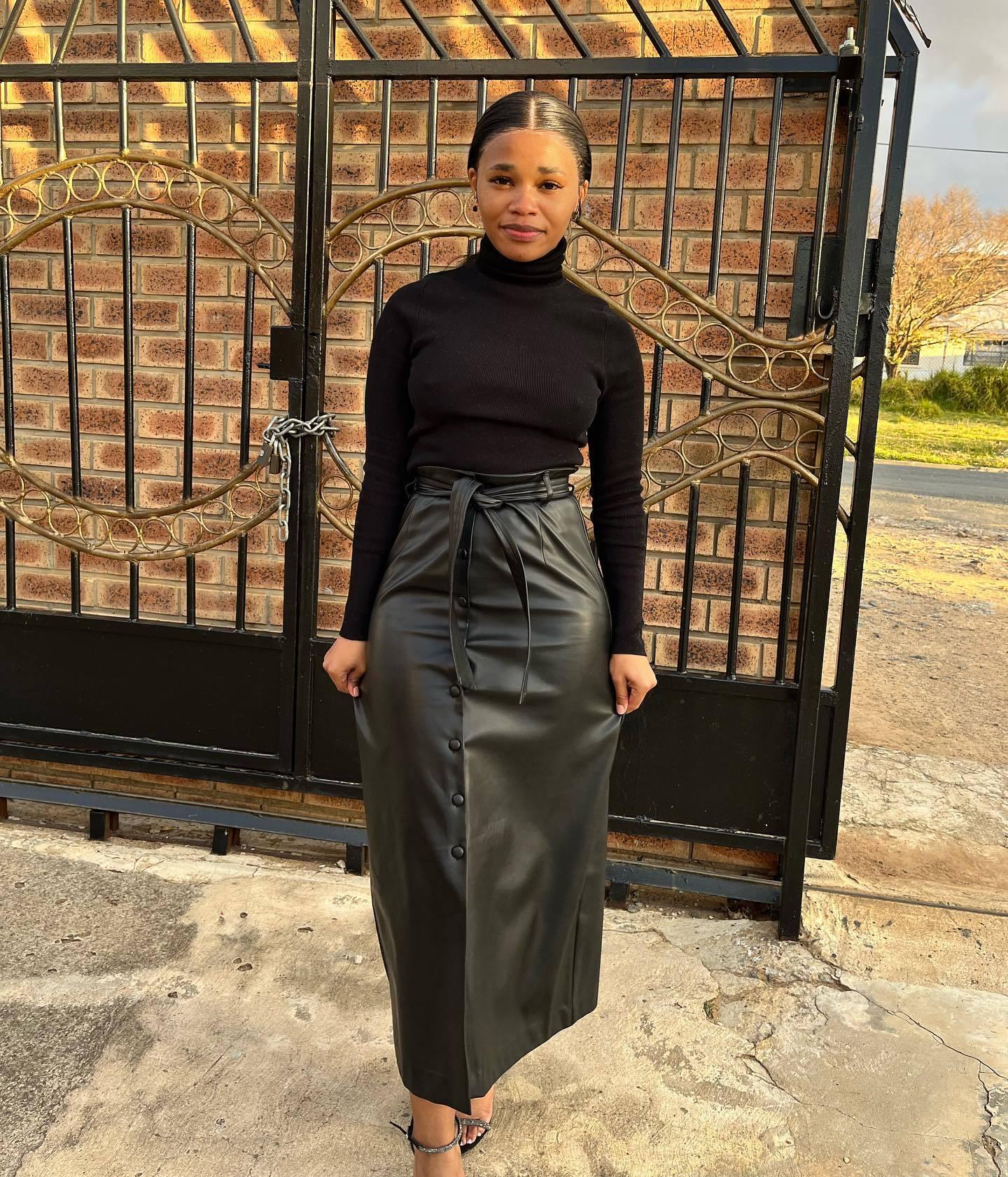 

Elegant Mid-Length Black PU Skirt with Buckle, Slit, and Belt - Autumn/Winter Collection for Women XXL