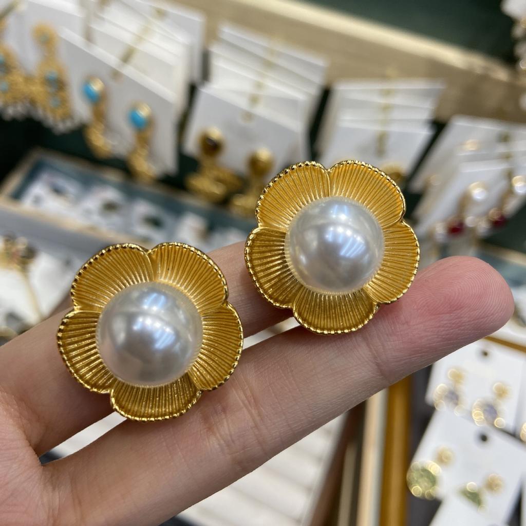 Vintage Large Pearl Flower Ear Clips Copper 18K Gold Plated Petal Shape Ear Clips Bead Women'S Earrings Jewelry