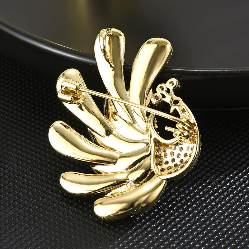 Boutique blue painted peacock brooch, exquisite versatile rhinestone suit pin, female Korean version of cute enamel accessories