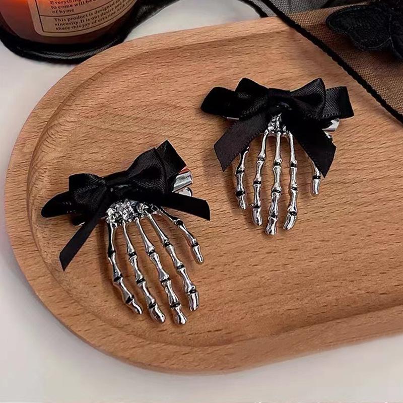 Gothic Skull Hand Hair Clip Zinc Alloy Duckbill Clip Bow Accent Unisex Halloween Hair Accessory Dark Fashion Barrettes Hair Gripper