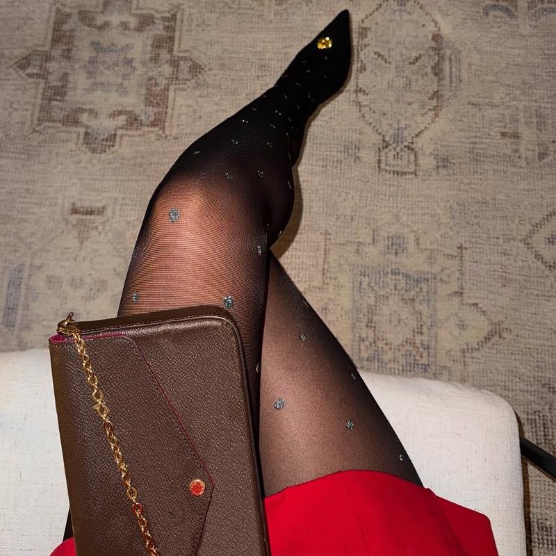 

Черные блестящие колготки в горошек, женские модные сексуальные блестящие колготки, весна-лето, тонкие леггинсы, женские чулки 2025 года, новые One Size чёрный