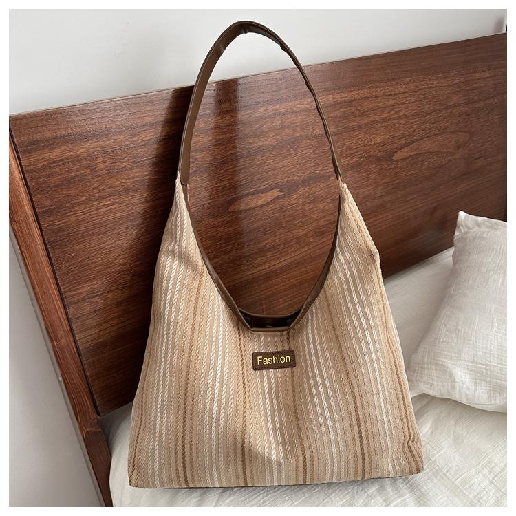 

Niche design large-capacity bag women s 2024 new winter simple casual shoulder tote bag trendy underarm bag хакі