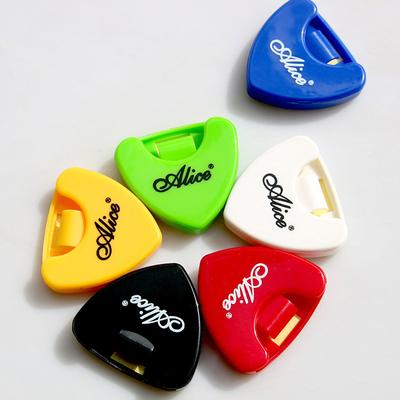 Couleur Aléatoire 1PC Étui en Plastique pour Médiators Rangement Rapide Porte-Médiators de Guitare Auto-Adhésif Forme Triangle 37x40mm