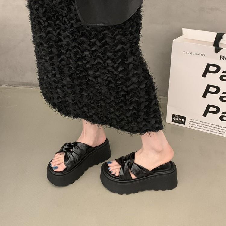 Muffin Thick-soled Cool Slippers Women's Summer Wear 2025 New with Skirt High-end High-heeled Beach One-word Sandals
