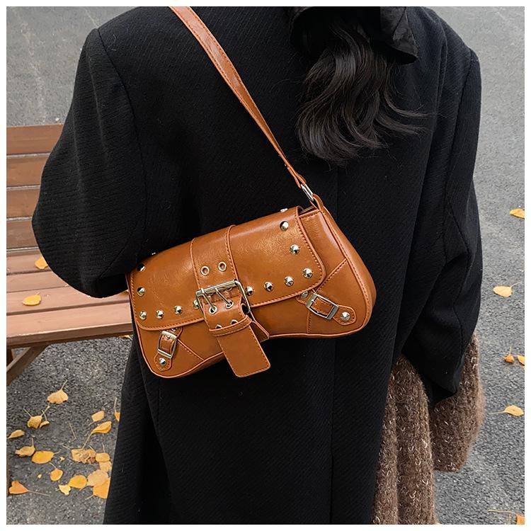 Punk Rivet Single Shoulder Bag: 2024 Retro Women's Versatile Casual Handbag