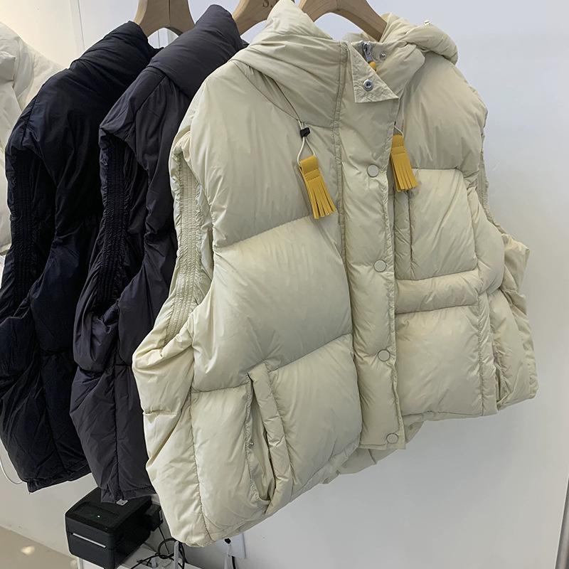 

Высококачественный пуховый жилет из европейского пуха белого гуся, женский, модный зимний 2025, с капюшоном, с чувством дизайна, утолщенный маленький жилет S