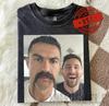 Maglietta Divertente Comfort Colors Ronaldo e Messi, Maglietta Meme Baffi CR7, Selfie Leo Messi, Parodia Leggenda del Calcio, Calcio, Maglietta Grafica Unisex