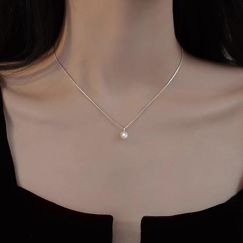 Elegant Cool Pearl Necklace: Women s Simple, Sophisticated Style Clavicle Chain