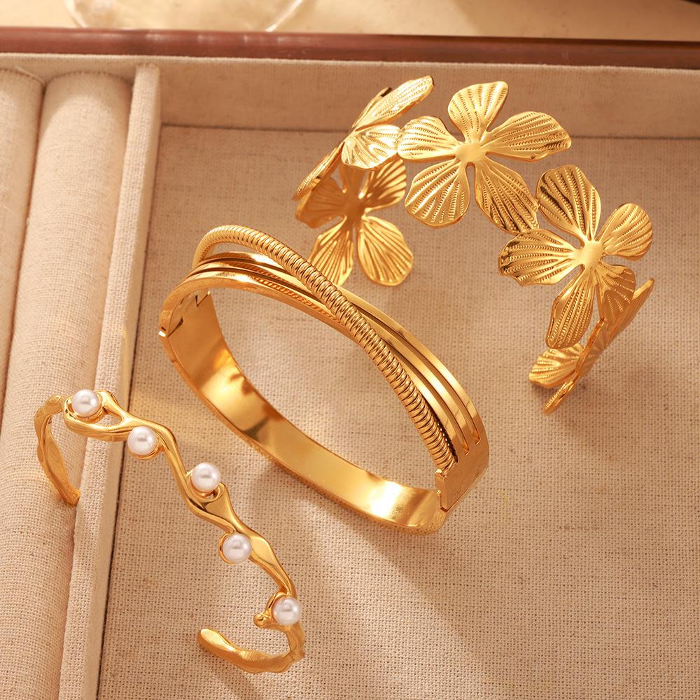 

Niche Light Luxury Bead Jewelry Titanium Steel Gold-plated Bracelet Pastoral Flower Opening Bracelet Female