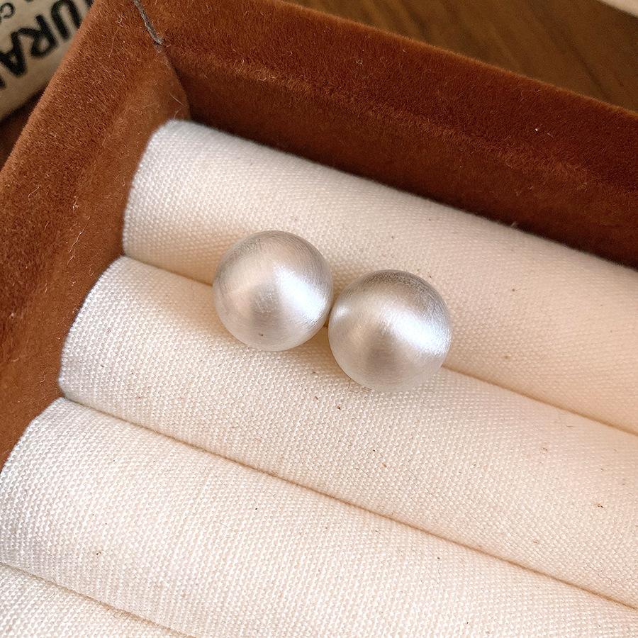Silver needle brushed geometric round earrings women's European and American simple temperament versatile stud earrings niche high-end earrings