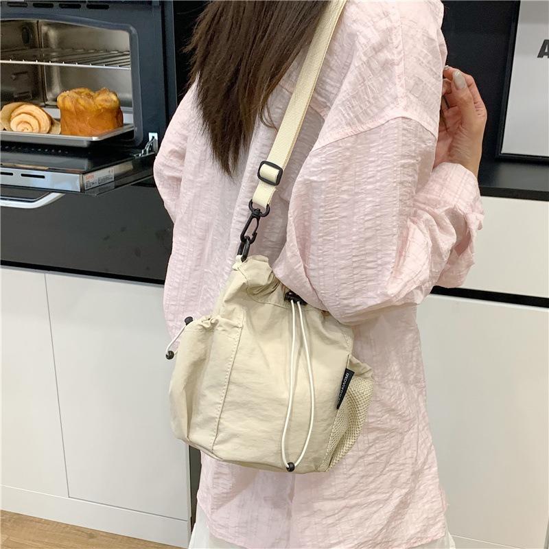 Niche design sense drawstring bucket bag outdoor sports leisure fashion versatile bag messenger bag women