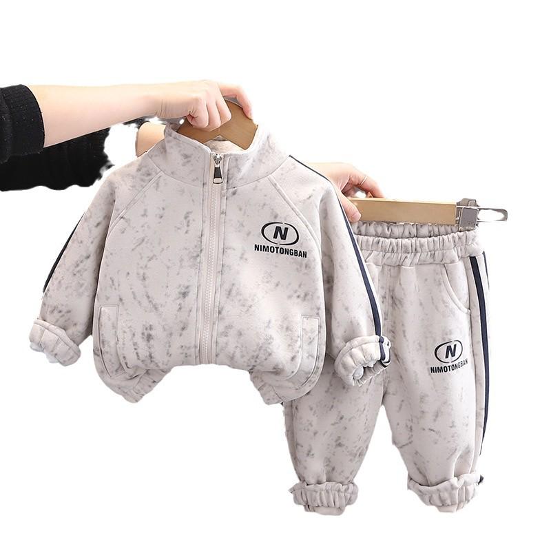 Dětské jarní obleky: Stylové bundy a sportovní dvoudílné soupravy pro chlapce a dívky 2025.