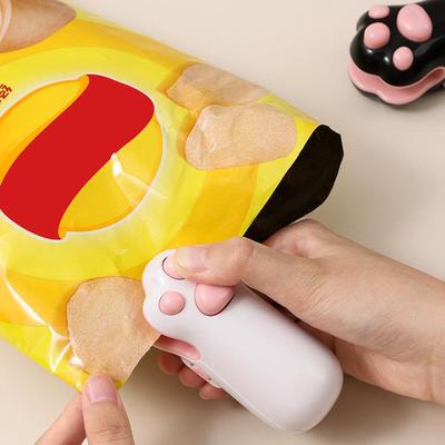 Scelleuse de sacs portative Mini scelleuse sous vide à chaleur pour aliments avec coupeur et aimant Scelleuse de sacs 2 en 1 pour sacs en plastique Snacks Stockage alimentaire