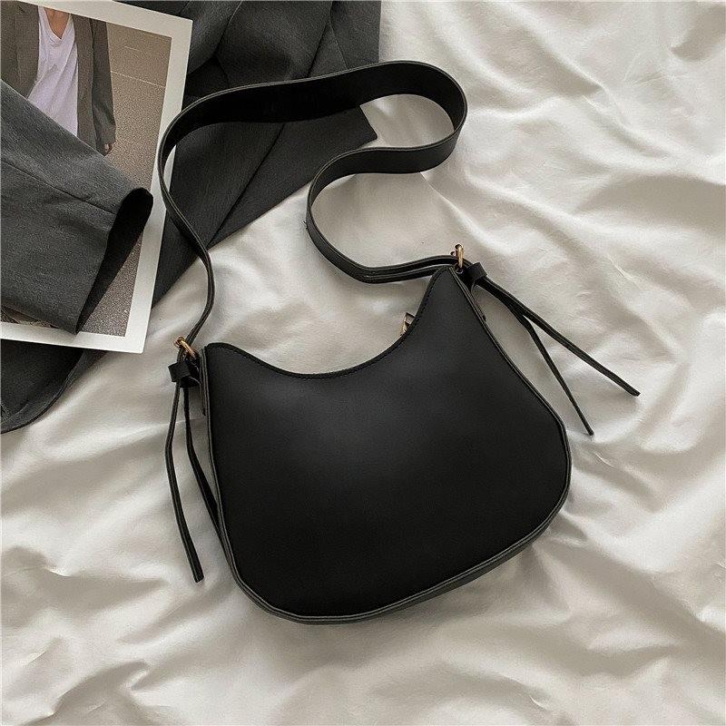 

Chic Unisex Small Vintage Shoulder Bag With Wide Strap And Elegant Saddle Shape Black