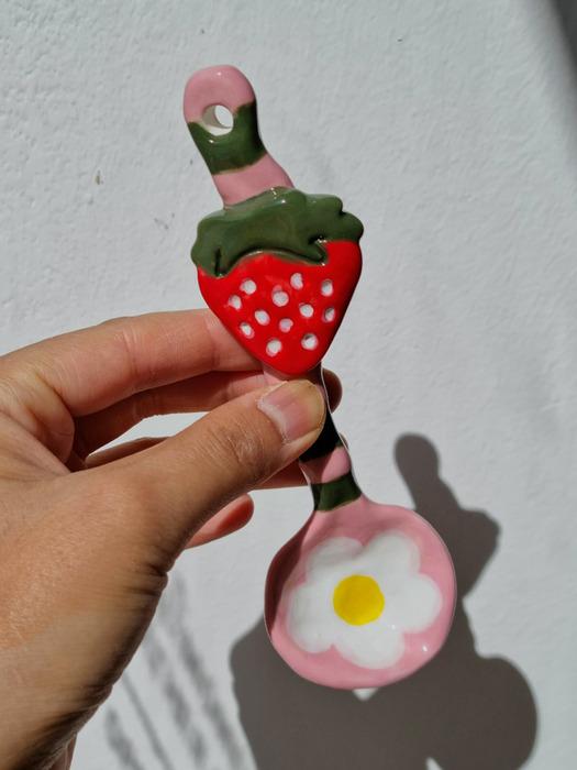 Deulkkot Ceramic Strawberry Daisy Spoon Strawberry Daisy Spoon